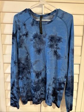 Men's Size Medium  Lululemon  Blue Tie-Dye Long Sleeve Performance Shirt